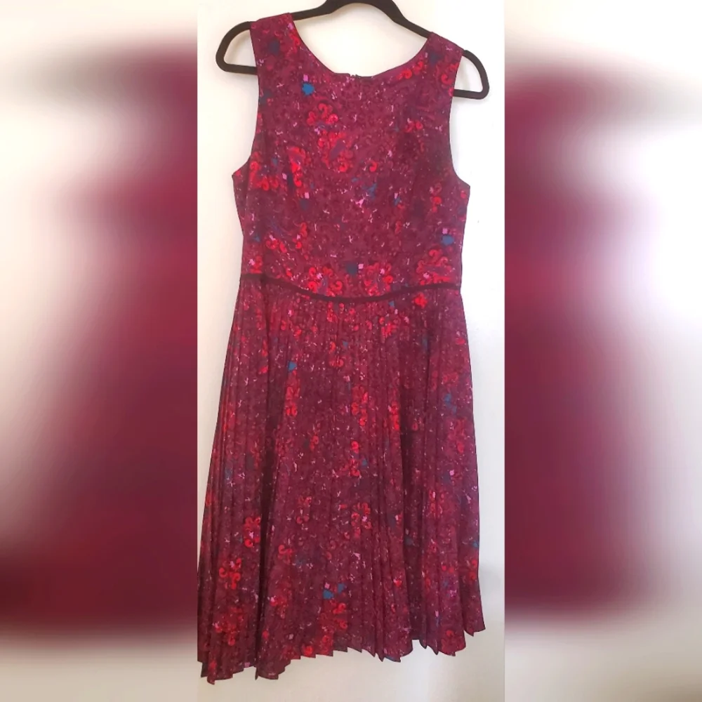 Adrianna Papell Sleeveless Fully Lined Pleated Hemline Dress.